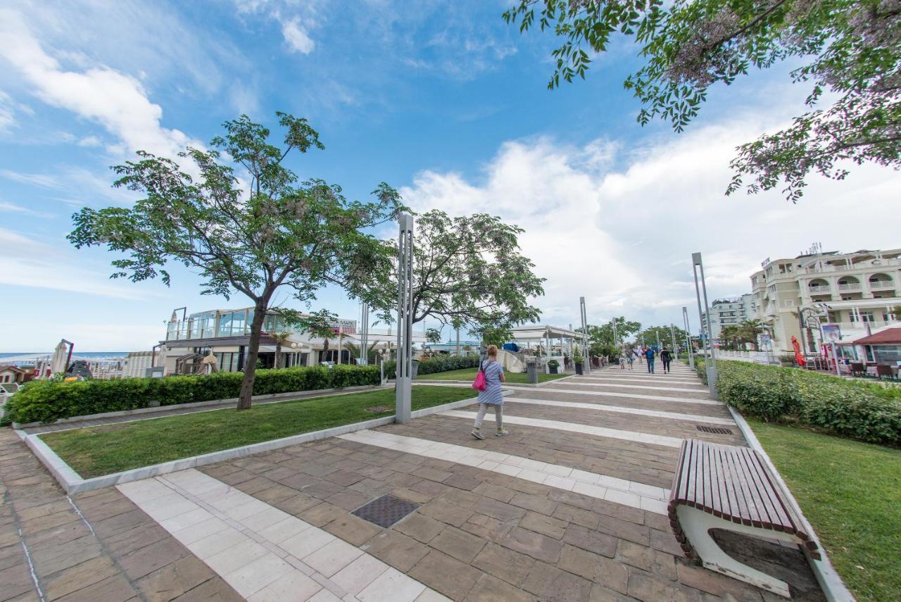 Hotel Carmen Riccione Dış mekan fotoğraf